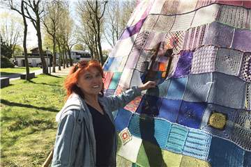 Ulrike Baldauf an beschädigtem Zelt. im Bürgerpark Maria Lindenhof in Dorsten