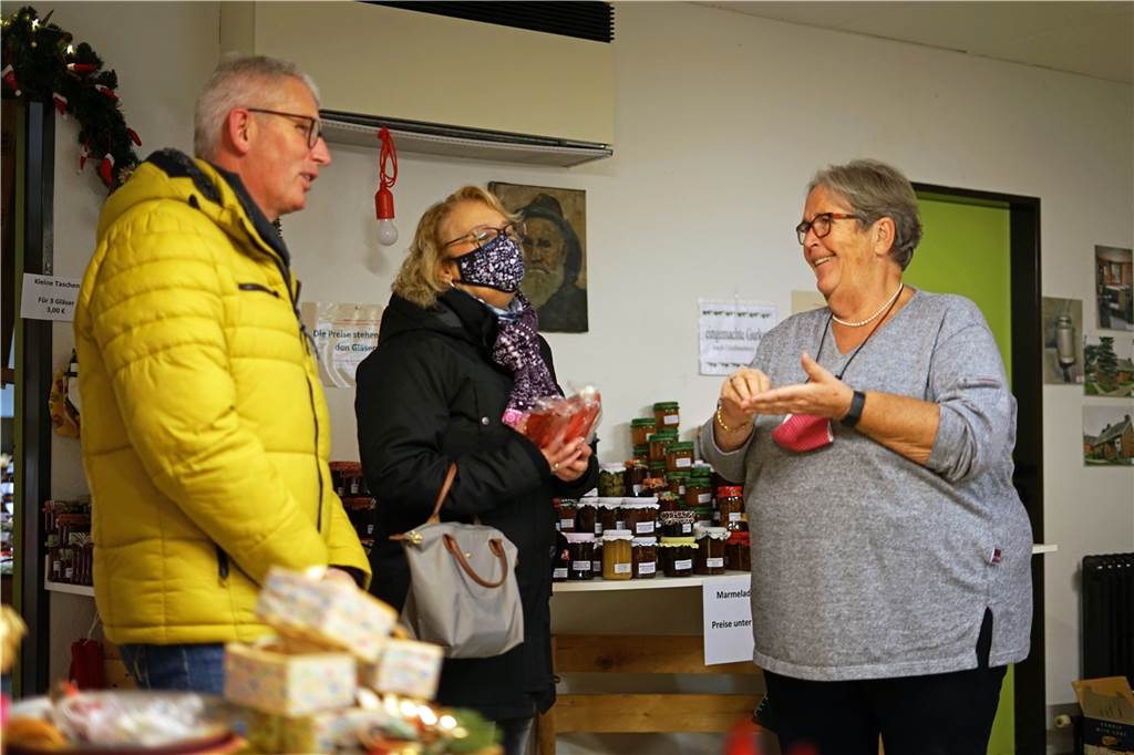 Ullis Weihnachtslädchen – ein ganzes Jahr Arbeit für den guten Zweck Ulrike Beckering freut sich auf Kundschaft - natürlich kann auch im Weihnachtslädchen nur unter Corona-Hygieneregeln eingekauft werden.