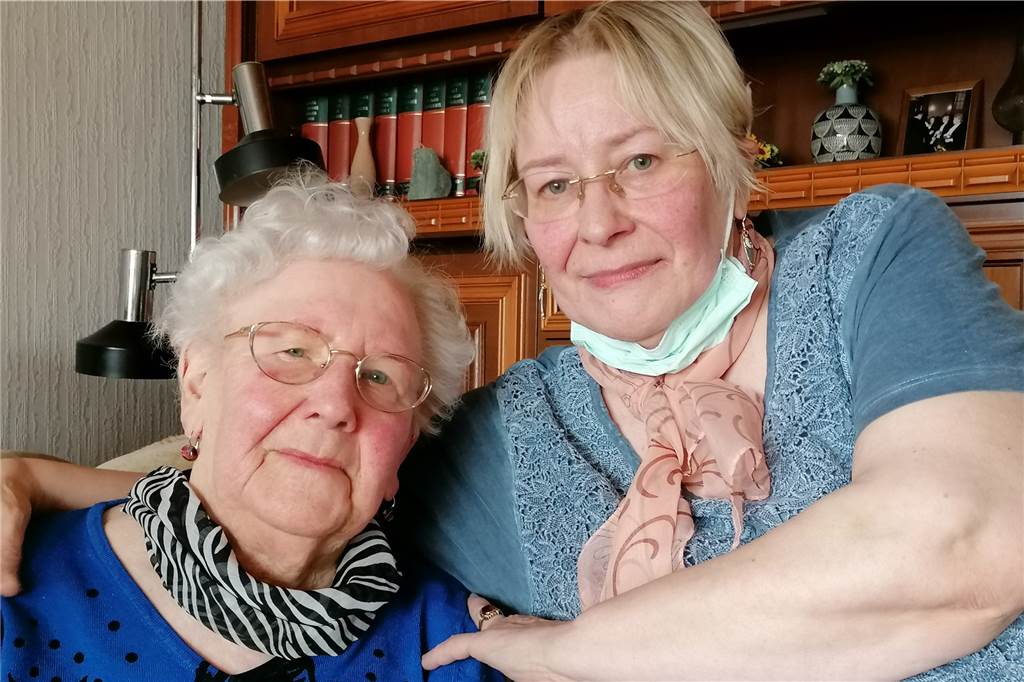 100-jährige Dortmunderin: „Jetzt haben wir wieder Krieg. Muss das sein?“ Ulrike Brand (r.) betreut ihre Mutter - "in der Heimat" Mengede und "zu Hause in Lingen".