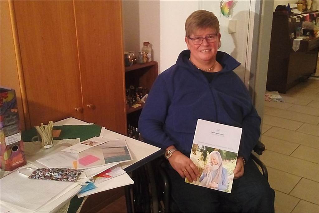 Behinderte Frau will weg: „Die Stadt Dortmund hat mich als Geisel genommen“ Ulrike Brings mit einem Prospekt ihres Wunschziels an der Ostsee. Das Bild wurde 2020 gemacht, als sie der erste Antrag auf Unterstützung abgelehnt wurde.