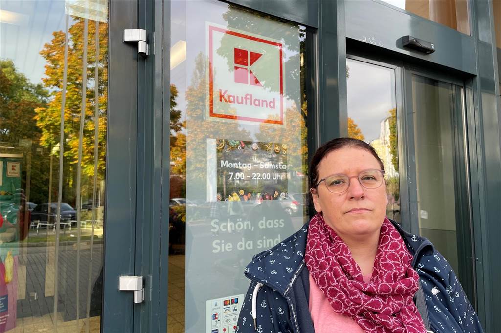 Ulrike Drucis vor dem Kaufland-Eingang.