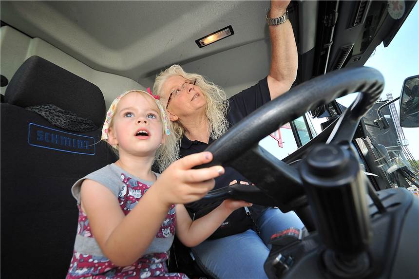 Einmal selbst Müllwagen fahren - EUV öffnet seine Türen für Castrop-Rauxeler Ulrike Gebbeken erklärt Mathilda (3) das Innenleben einer Kleinkehrmaschine und wie man sie fährt.