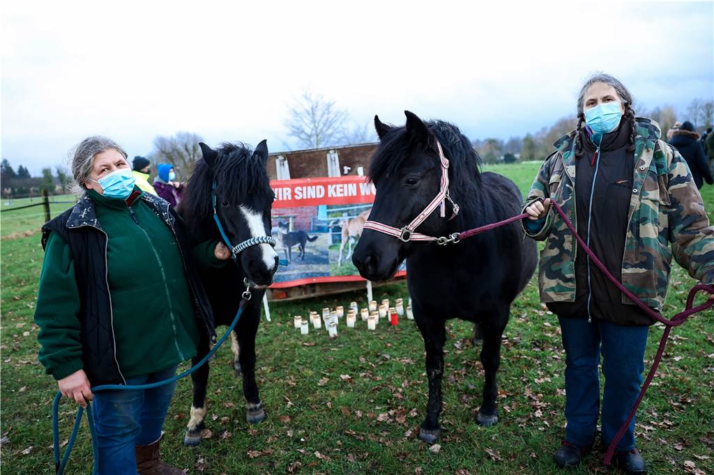 Nach Wolfsangriffen in Kirchhellen: Tierhalter sind besorgt Ulrike Leiberich (r.) und Gabriele Ulrich haben ihre Pferde auf der Weide stehen. Sie haben Angst, dass sie vom Wolf getötet werden.