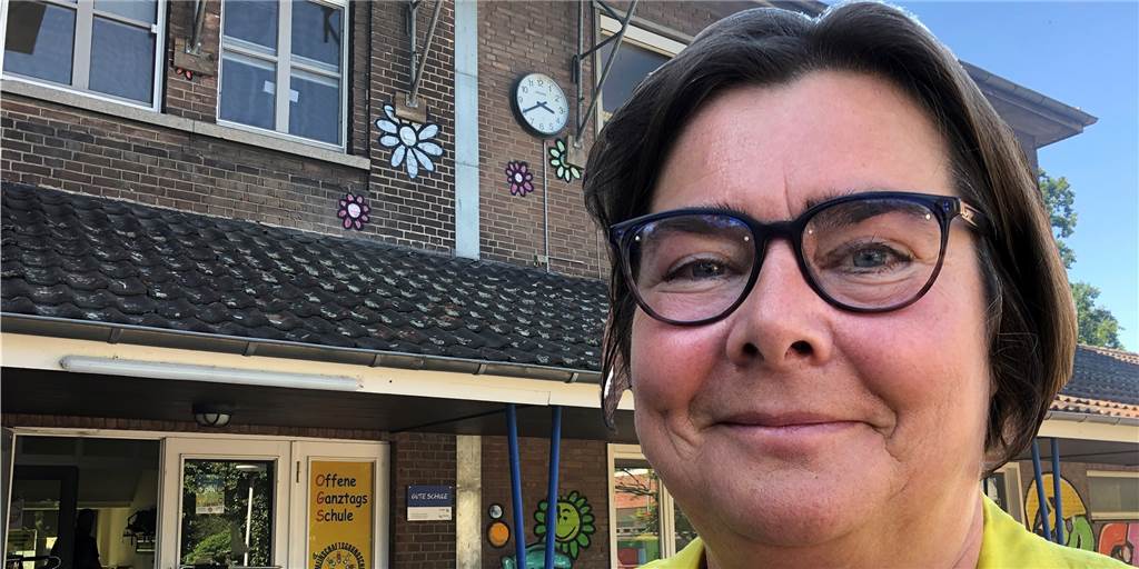 Ulrike Lexis zu geplantem Schulbau: „So großzügig wie möglich“ Ulrike Lexis, im Hintergrund der Hauptstandort der Grundschule Schermbeck