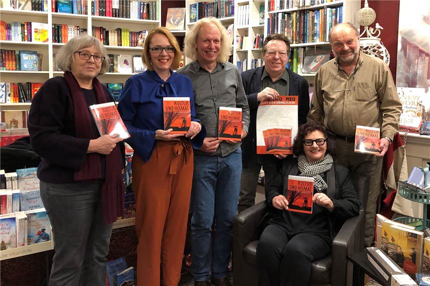 Kultur und Heimat: Jubiläumsausgabe ist als Doppelpack erschienen - das steht drin Ulrike Mühle (Redaktion), Kerstin Fröhlich (Druckerei Sterndruck), Thomas Jasper (Redaktion und Stadtarchivar), Jürgen Wischnewski (Redaktion), Buchhändlerin Martina Tielker und Autor Michael Fritsch (v.l.) präsentieren die Jubiläumsausgabe von Kultur und Heimat.