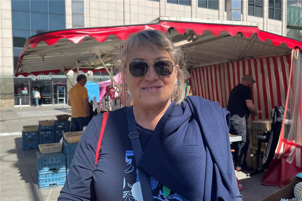 Wie erleben Marktbesucher die Kritik am Weinverkauf? „Super, dass es hier so belebt ist“ Ulrike Prostner hat sich am Samstag über die vielen Menschen an den Weinständen gewundert.