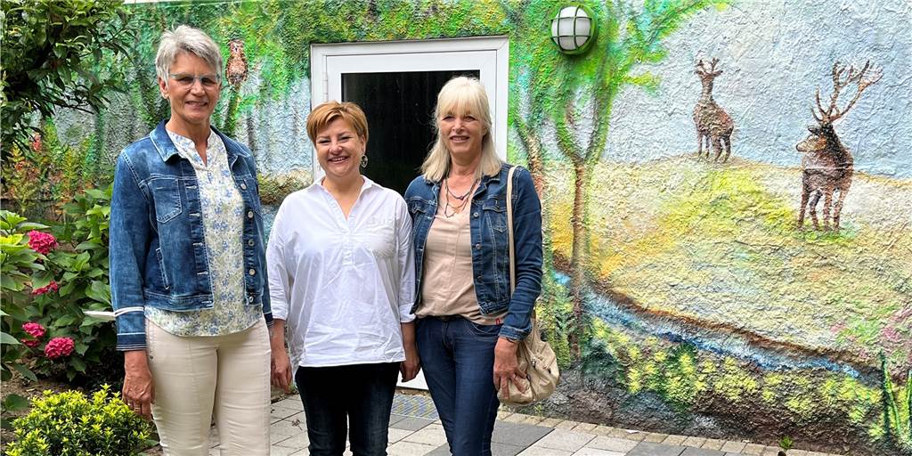 Anna-Altenwohnhaus: Waldidylle an der Wand, Stadtmotive in den Fluren Ulrike Roß, Geschäftsführerin der Altenwohnhäuser St. Anna und St. Sixtus, dankte den Künstlerinnen Michaela Groß und Hilde Bücker für die Gestaltung der Außenwand.