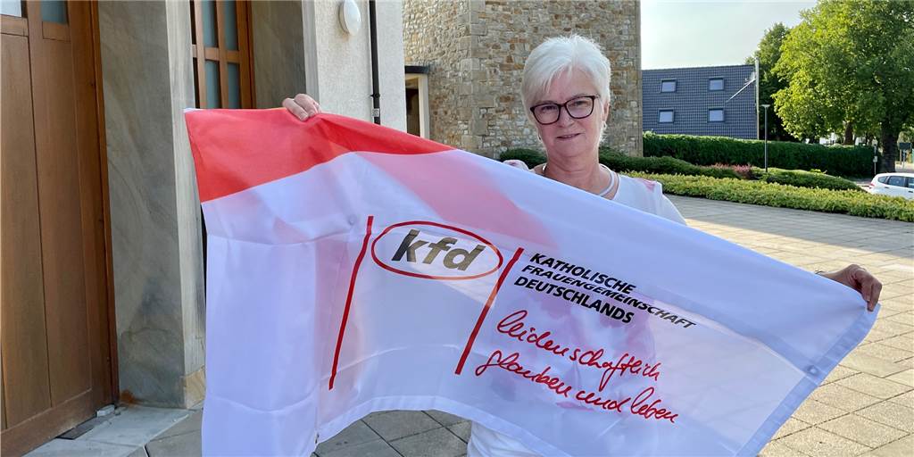 Älteste Frauengemeinschaft im Erzbistum wird 150: „Sind kein Kaffeetrink-Verein“ Ulrike Schüßler, Vorsitzende der kfd St. Kaiser Heinrich, zeigt das Banner der kfd.