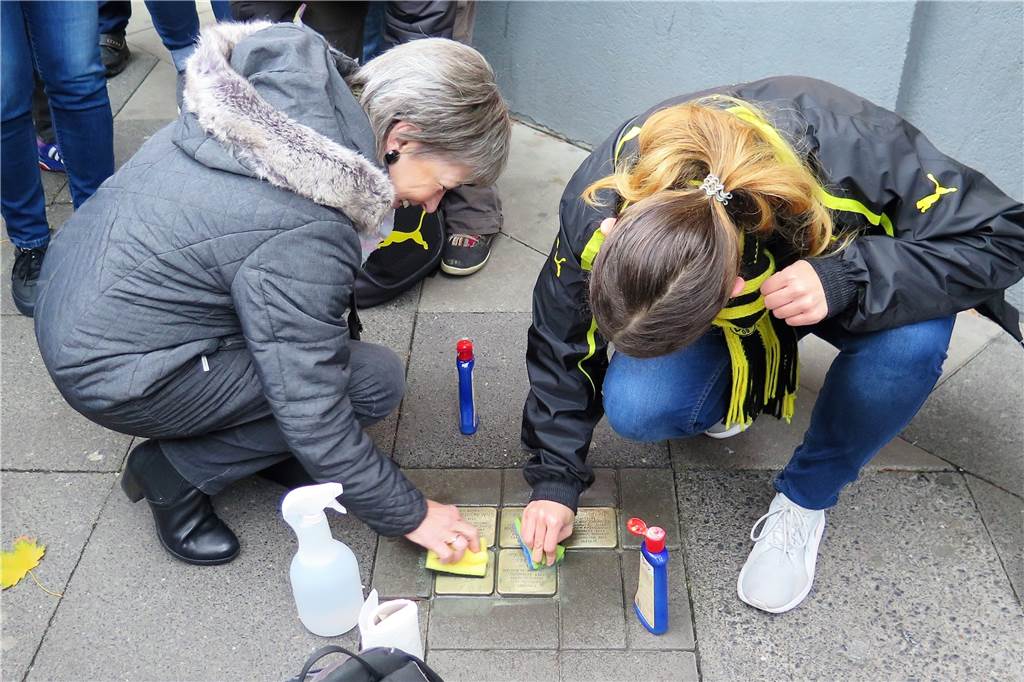 Ulrike Thurau reinigt die Stolpersteine in Dortmund.