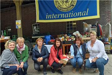 Ulrike Trümper (2.v.r.), Vorsitzende der Unnaer Tafel und die Helferin Grit Finkel (r.) freuten sich sehr über das Ergebnis der Spendenaktion der Frauen-Organisation Soroptimist International, vertreten durch (v.l.) Susanne Wilhelmina, Elisabeth Schulze Wethmar, Annette Giesebrecht und Gabi Polle, Präsidentin des Soroptimist-Clubs Dortmund Ruhrregion.