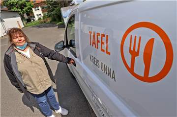 Ulrike Trümper steht an einem Lieferwagen der Tafel. Die Tankfüllungen der Dieselfahrzeuge werden seit Wochen immer teurer. Eine Problemlösung ist nicht in Sicht.