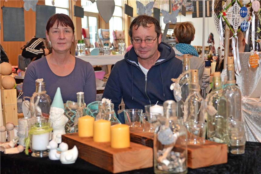 Deko-Ideen rund um den Frühling: Natur und Nachhaltigkeit liegen im Trend Ulrike und Peter Rennert aus Mülheim boten neben Glas-Deko aus alten Einmachgläsern auch alte umgestaltete Holzbalken, die als Kerzen- oder Glas-Ständer eine neue Funktion erhalten haben.