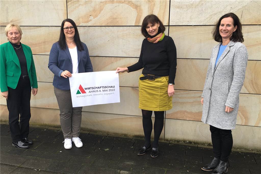 Drei Monate bis zur Wirtschaftsschau – kostenlose Plätze für junge Firmen Ulrike Wegener (l.), Andrea Severiens (2.v.r) und Gaby Wenning (r.) von der WFG für den Kreis Borken und die Wirtschaftsförderin der Stadt Ahaus Katrin Damme (2.v.l.) laden Start-Ups ein, sich jetzt für eine kostenlose Teilnahme an der Ahauser Wirtschaftsschau am 8. Mai 2022 zu bewerben.