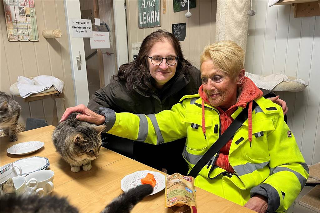 Schnurrcafé am Gnadenhof: „Bekommen leider keine öffentlichen Gelder“ Ulrike Weißer und Bruni Vogt sind Stammgäste im Schnurrcafé.
