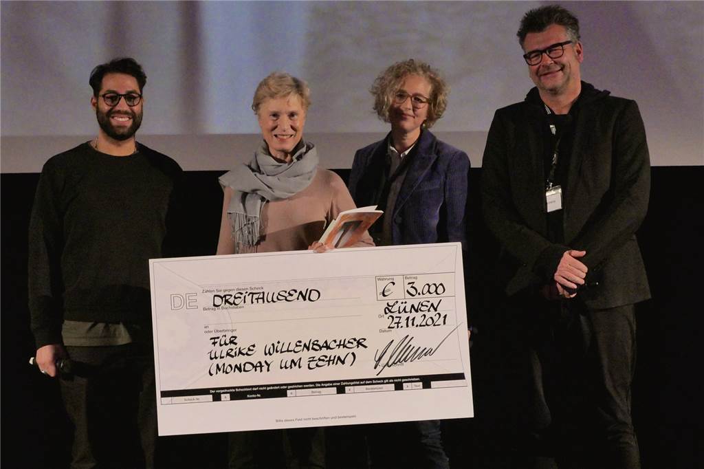 Kais Setti: Von „Blood Red Sky“ in die Jury des Schauspielpreises Ulrike Willenbacher (2.v.l.) gewann den Preis für die beste schauspielerische Leistung. Das entschied die Jury (v.l.) Kais Setti, Erica von Moeller und Oliver Schwabe.