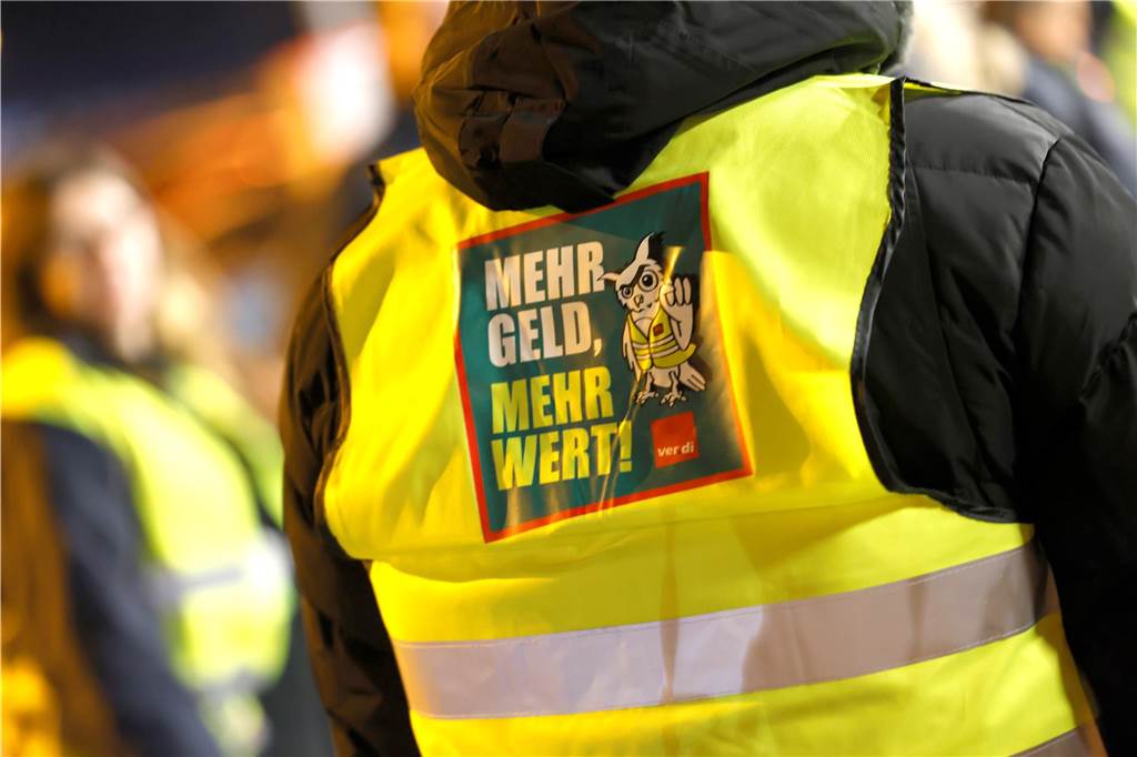 Verdi-Forderungen kämen die Stadt teuer zu stehen "Mehr Geld, mehr Wert" steht auf einer Streikweste