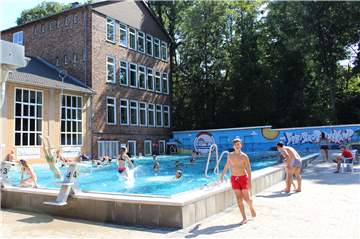 Um 11 Uhr stürmen schon die ersten Besucher ins große Schwimmbecken. 