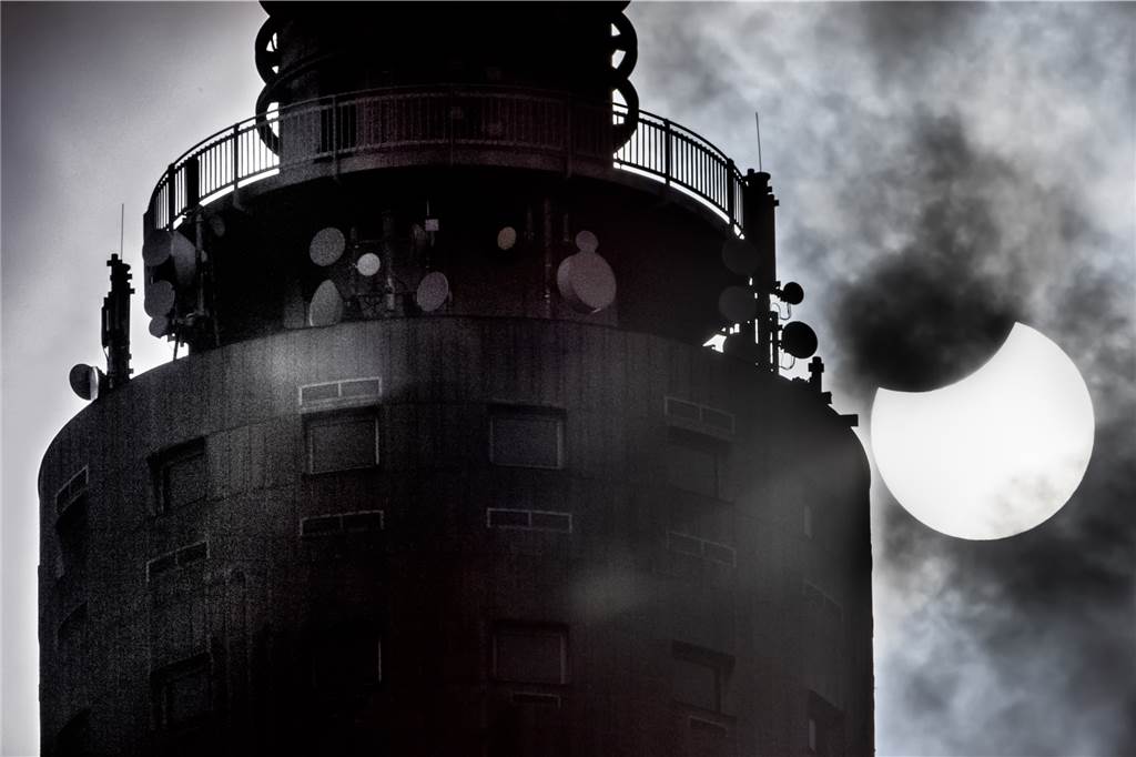 Der Florianturm im Westfalenpark während der partiellen Sonnenfinsternis am Dienstag (25.10.)
