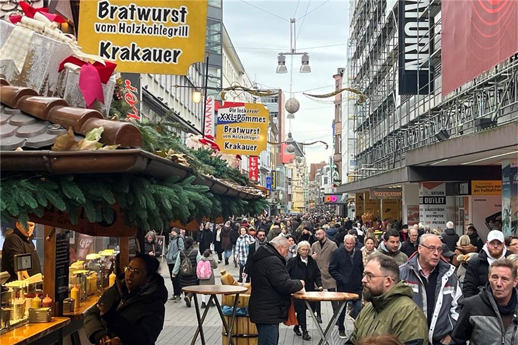 Um 12.30 Uhr sind schon zahlreiche Menschen auf dem Westenhellweg unterwegs.