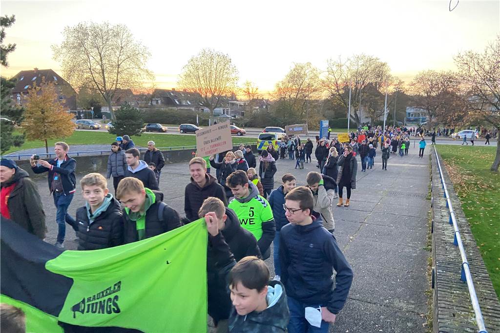 XXX Die Demonstrantinnen und Demonstranten ziehen am 24.11. vom Hallenbad in Castrop-Rauxel in Richtung Rathaus.