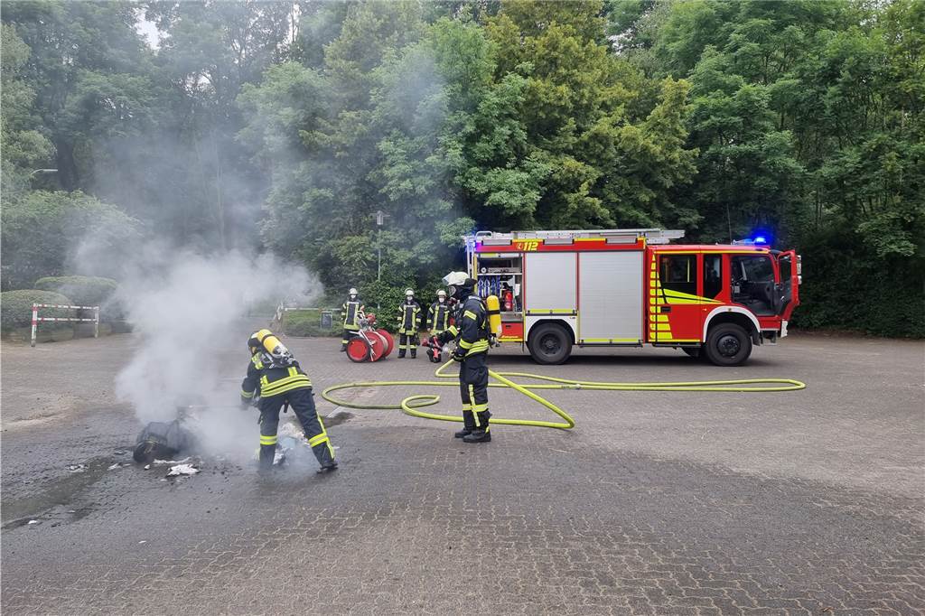 Papiercontainer brennt am Anne-Frank-Gymnasium in Werne - Polizei vermutet Brandstiftung Um 18:36 Uhr am Freitagabend wurde der Löschzug 1 Stadtmitte der Freiwilligen Feuerwehr Werne zum Anne-Frank-Gymnasium am Goetheweg in Werne alarmiert.
