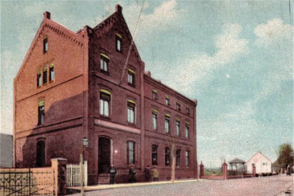 Das an der Alten Münsterstraße um 1900 errichtete Postgebäude auf einer Postkarte. 
