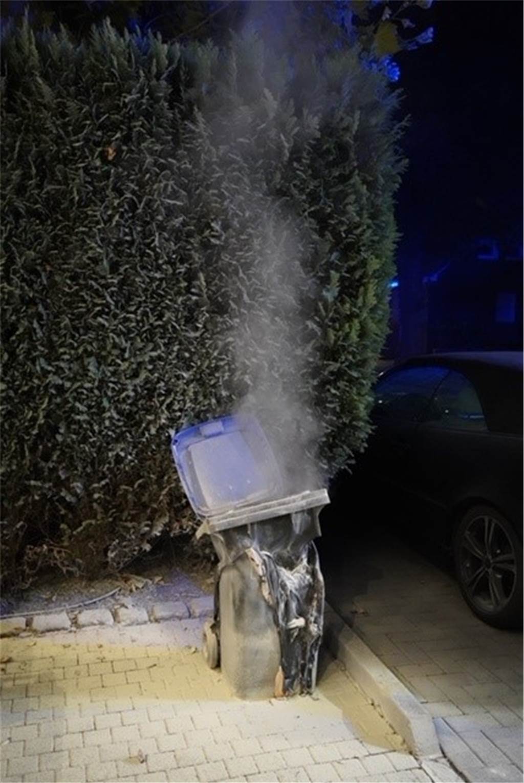 Mülltonnen-Zündeleien in Castrop-Rauxel könnten richtig teuer werden Um 4.01 Uhr wurde die Hauptwache der Feuerwehr am 4. September 2022 zu einem Mülltonnenbrand In der Wanne gerufen. Nach dem Löschen sah die Tonne so aus. Vorher gab es mehrere Einsätze ähnliche Art im Umfeld.