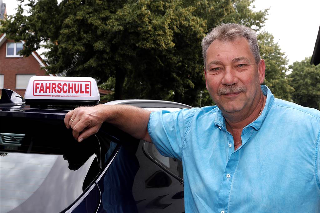 Landwirt, Fahrlehrer: Sprit wird teurer für alle, nur für Busse nicht Um 50 Prozent sind die Spritkosten für Fahrlehrer Ralf Köhler in den letzten Wochen gestiegen.