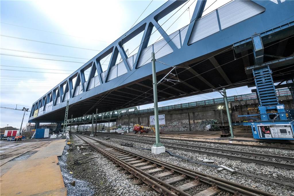 Östlicher Teil der Emschertalbrücke in Recklinghausen wird an seine Position geschoben. 