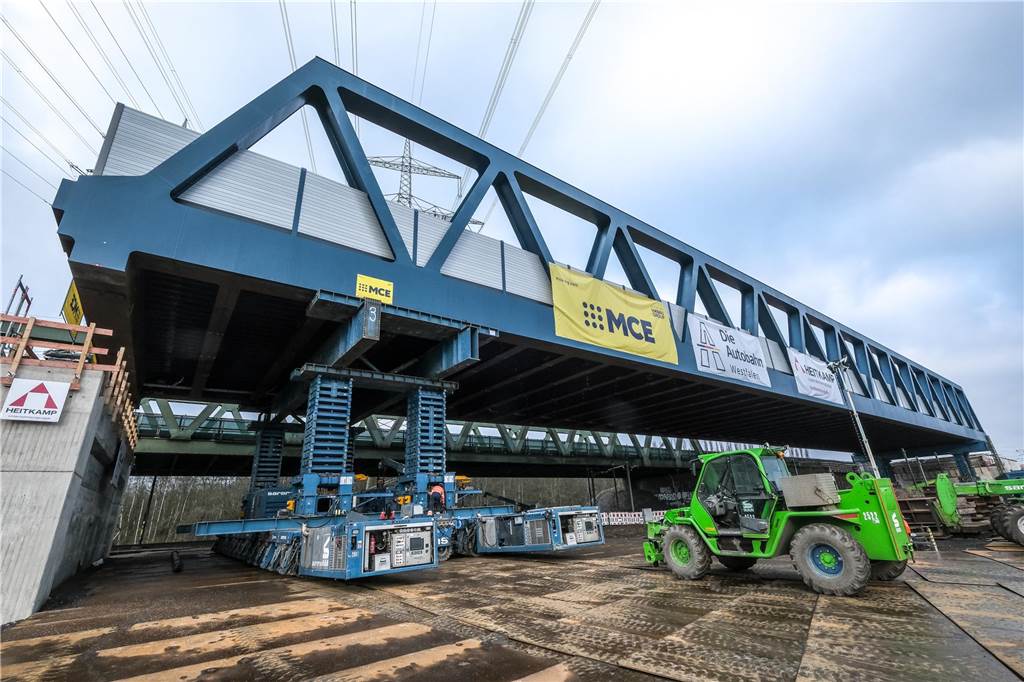 Östlicher Teil der Emschertalbrücke in Recklinghausen wird an seine Position geschoben. 