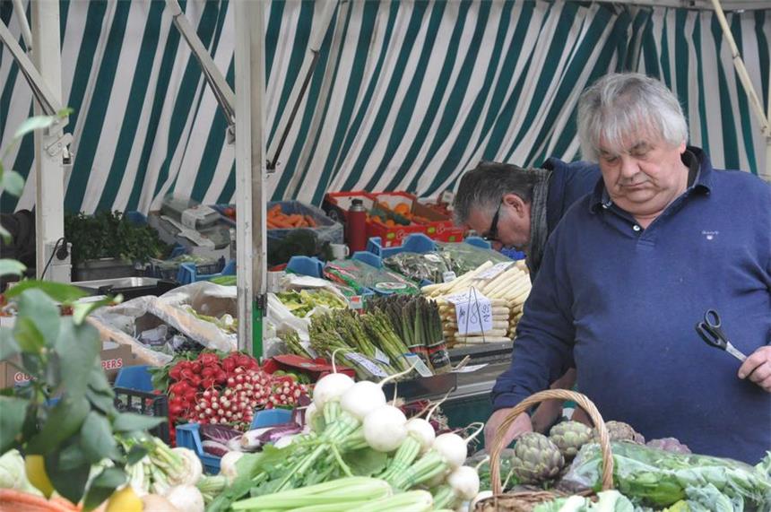 Das harte Nachtleben als Händler auf dem Markt um 7:30 Uhr ist der Stand komplett. Jetzt geht es an die Feinarbeit.