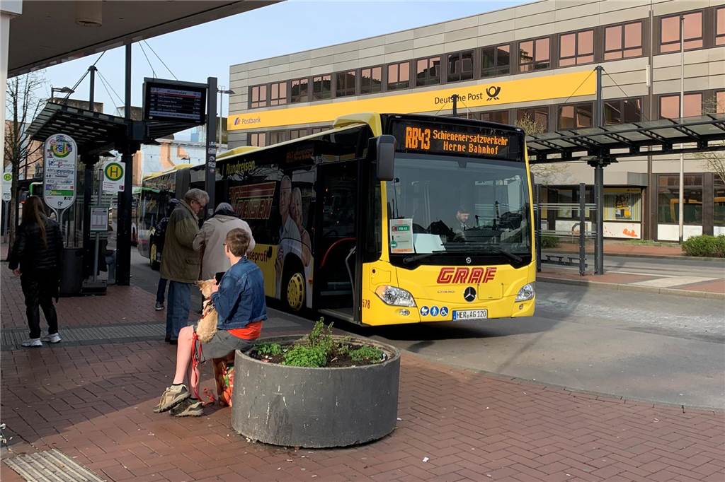 Lohnt die Fahrt mit dem RB43-Schienenersatzverkehr? Der Schienenersatzverkehr-Bus für die Emschertalbahn RB43 steht am Münsterplatz in Castrop-Rauxel.