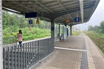 Um 8 Uhr ist die Lage am Werner Bahnhof entspannt. Die Fahrgäste scheinen keine Sorge zu haben, dass ihr Zug nicht fahren könnte. Und die RB 50 in Richtung Dortmund rollt auch pünktlich um 8.05 Uhr in den Bahnhof.