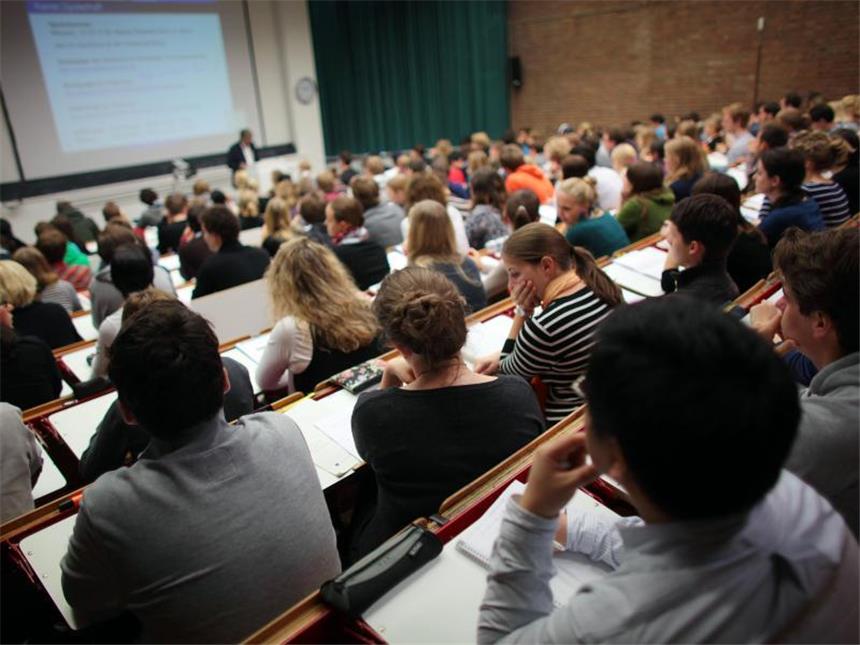 Talentscouts suchen begabte Jugendliche für Hochschulen Um begabte Jugendliche aus Nichtakademiker-Familien zu einem Studium zu motivieren, sind in Nordrhein-Westfalen Talentscouts im Einsatz. Foto: Oliver Berg