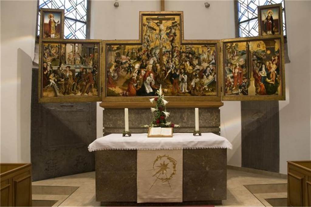 Energiekrise: In den Kirchen in Raesfeld und Schermbeck wird es kalt Ein Altar steht vor einem großen Gemälde.