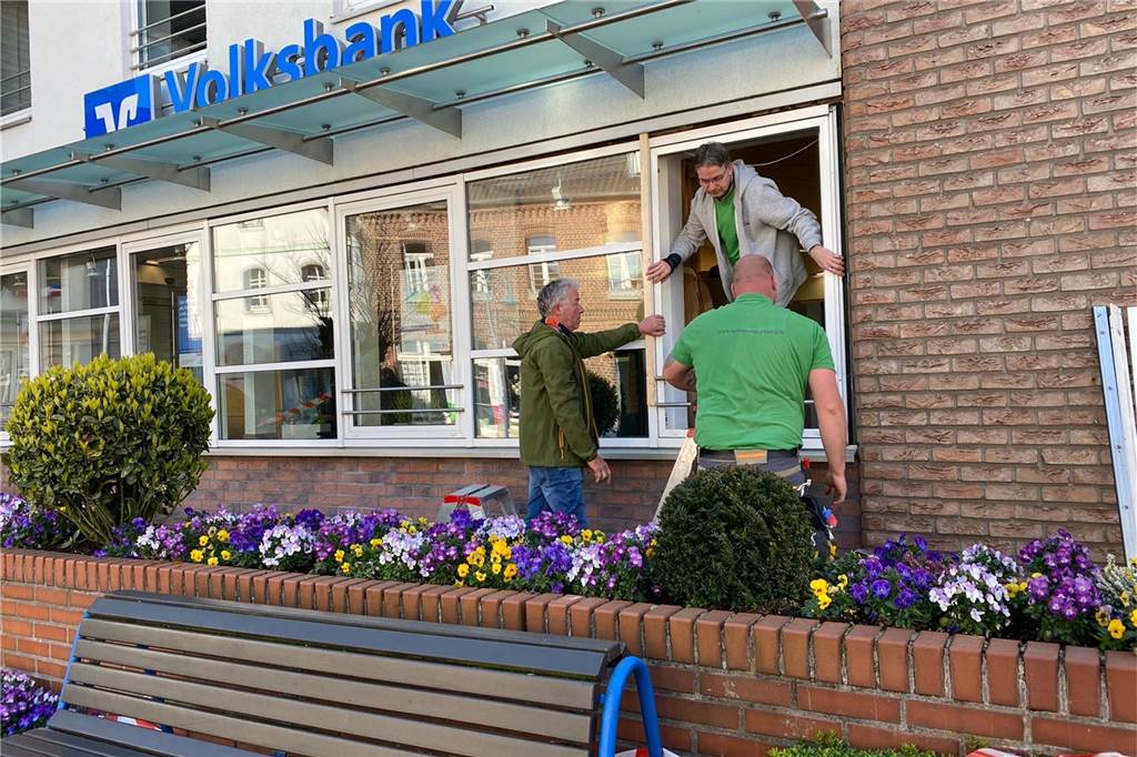 Geldautomat sollte gesprengt werden - Täter flüchten in silbernem Auto Um das Fenster, das bei der Sprengung in der Volksbank beschädigt wurde, kümmerte sich am Sonntagmorgen eine Fensterbaufirma.