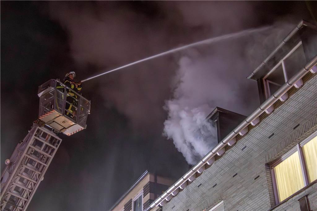 Nach Wohnungsbrand von der Hohen Straße: Fast sechs Jahre Haft für Ex-Mieter Um das Feuer in der dritten Etage eines Wohnhauses in der Dattelner Innenstadt zu löschen, kam auch die Drehleiter der Wehr zum Einsatz.