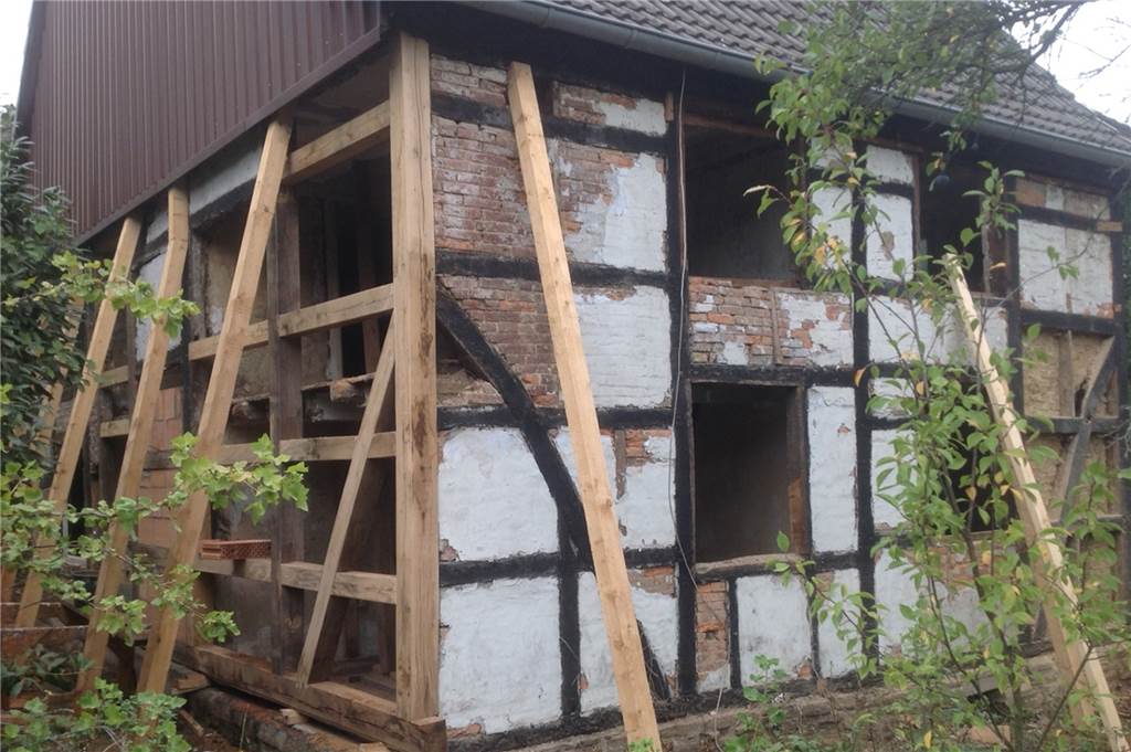 Verborgene Schönheit: Altes Fachwerkhaus in Frömern vor dem Abriss gerettet Um das Haus während der Sanierungsarbeiten zu stabilisieren, musste es mit Holzbalken gestützt werden.