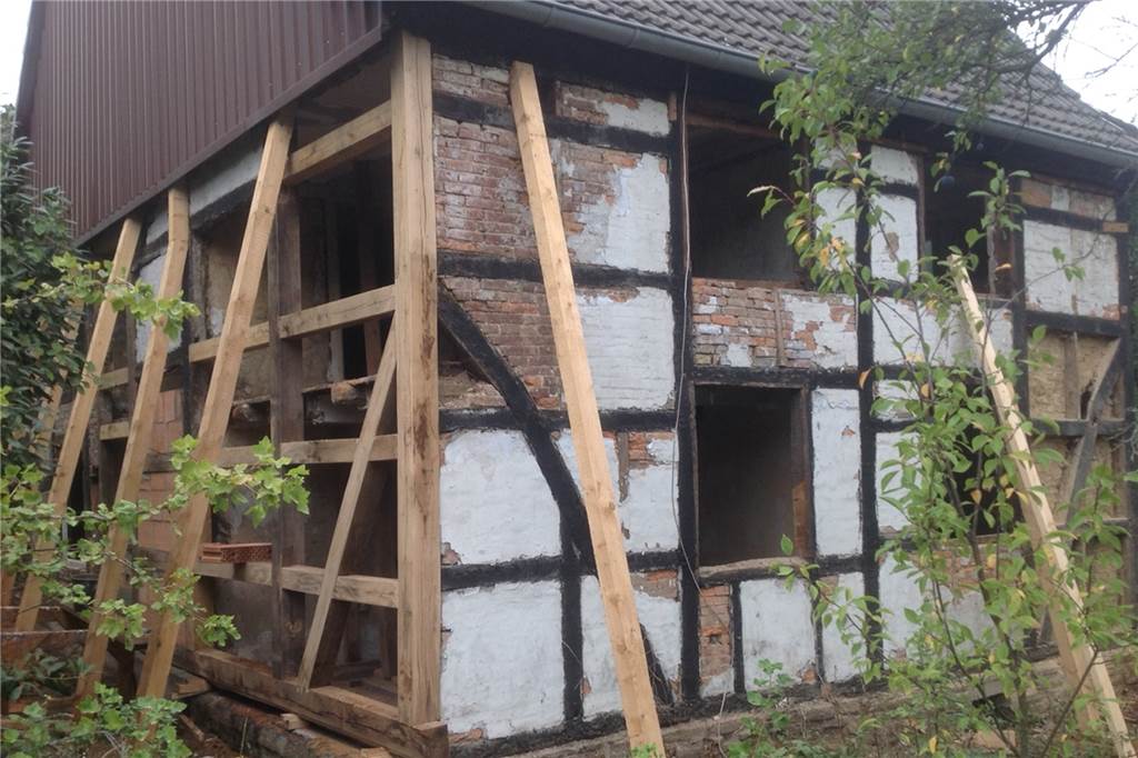 Um das Haus während der Sanierungsarbeiten zu stabilisieren, musste es mit Holzbalken gestützt werden.
