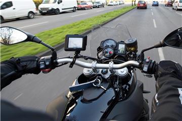 Um das Motorrad gut im Griff zu haben, sollten Biker regelmäßig ihre Arme kräftigen. Foto: Max von Jutrczenka/dpa
