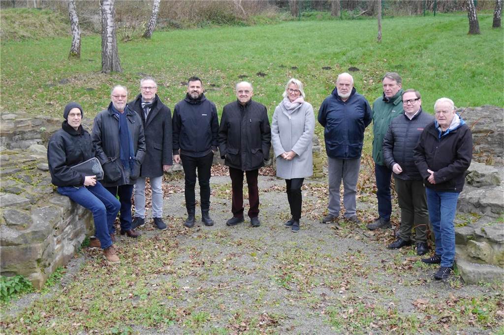 Mittelalterliche Burg in Mengede ersteht neu als digitaler Erlebnisort Um das Projekt vorzustellen, hatte Hans-Ulrich Peuser (2.v.l.) vom Heimatverein Mengede am Mittwoch (11. Dezember) zu einem Termin am Bodendenkmal eingeladen. Auch der Entwickler der Software und das Grünflächenamt waren dabei, u.a. mit Amtsleiter Heiko Just (4.v.l.).