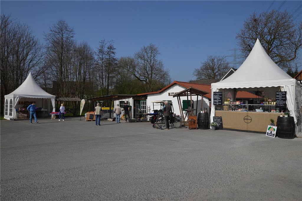 „Sich was gönnen“: Spargel ist noch begehrter als ohnehin schon Um den Andrang im kleinen Verkaufsraum des Hofladens zu entzerren, hat Menken eine zweite Pagode aufgebaut. Wer nur Spargel, Kartoffeln, Erdbeeren oder Äpfel braucht, kommt hier schneller zum Zuge.