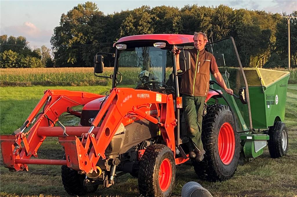 Open-Air-Party mit „Wacholderbären-Saft“: Stammtisch lädt zu neuem Standort Ein Traktor.