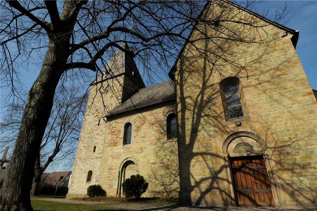 Ernst Dossmann tot: Seine Bauten stehen fast überall in Deutschland Um den Erhalt der Johanneskirche in Hennen, errichtet in der zweiten Hälfte des 12. Jahrhunderts, machte sich Ernst Dossmann verdient, als er in den 1970er-Jahren die Renovierung des romanischen Bauwerks leitete.