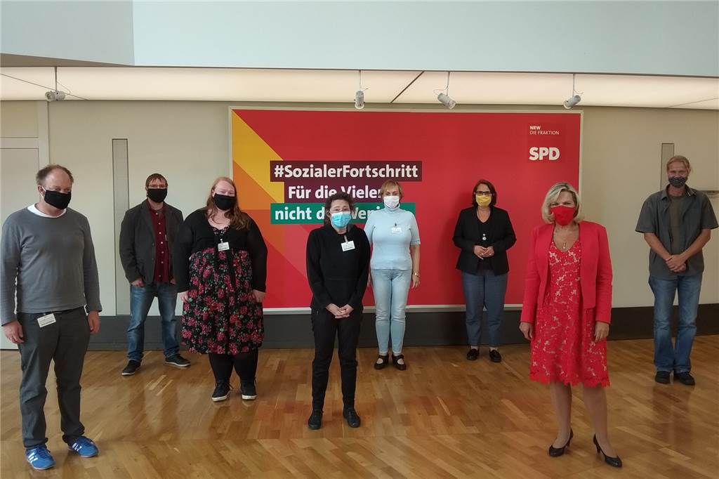 Corona und Schulsozialarbeit: „Feelgood-Manager“ für Schüler und Eltern Um den Erhalt der Schulsozialarbeit in den etablierten Strukturen ging es bei einem Besuch der dobeq-Schulsozialarbeiter Ende August im NRW-Landtag. Zu Gesprächen trafen sie die Dortmunder Landtagsabgeordnete Anja Butschkau (3.v.r.) und die stellvertretende Vorsitzende der SPD-Landtagsfraktion, Eva-Maria Voigt-Küppers (2.v.r.).