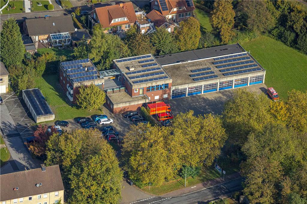 Um den Haushalt 2024 durch die Mehrkosten für die neue Rettungswache nicht noch weiter zu belasten, soll die Erweiterung des Feuerwehrhauses Bork (360.000 Euro) in das Haushaltsjahr 2025 verschoben, wobei ein Teilansatz für die Planungsleistung weiterhin im Haushalt 2024 veranschlagt wird – nämlich 40.000 Euro.
