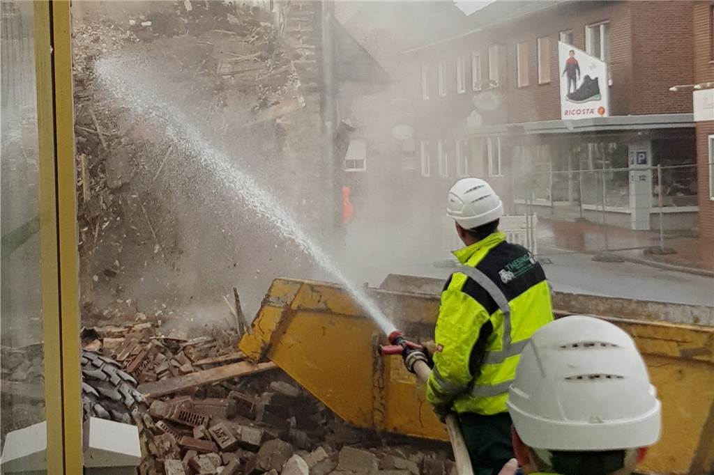 Mit spektakulären Videos: Unglücks-Haus in Heek wird nach massiven Sturmschäden abgerissen Um der massiven Staubentwicklung entgegenzuwirken, setzen die Mitarbeiter der Abbruchfirma Wasser ein, um so die Staupartikel zu binden und zu Boden zu drücken.