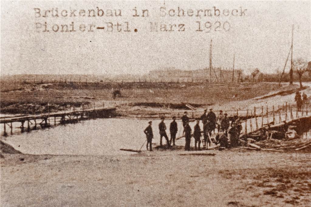 Spartakisten besetzten vor 100 Jahren das Rathaus und die Post Um der nach Süden wegziehenden Truppe der Roten Armee zügig folgen zu können, errichtete das Pionierbataillon der dritten Marine-Brigade einen Übergang über die Lippe (im Hintergrund: Idunahall). In der Nacht zum 29. März 1920 wurde eine zweite Behelfsbrücke in Schermbeck angelegt.