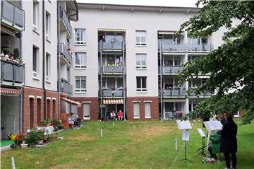 Um die Abstandsregeln einzuhalten, traten die Künstlerinnen und Künstler bei den Balkonkonzerten in den Außenbereichen der Pflegeeinrichtungen auf.