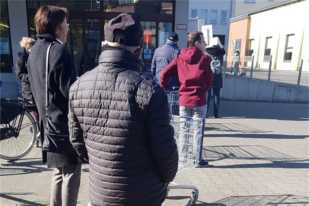 Coronavirus: Supermärkte und Drogerien in Dortmund setzen verstärkt auf Einlasskontrollen Einlasskontrollen an Supermärkten.